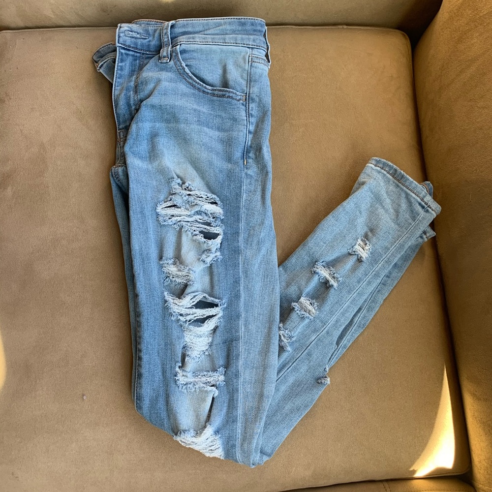 American Eagle ripped skinny jeans- Size 6!!